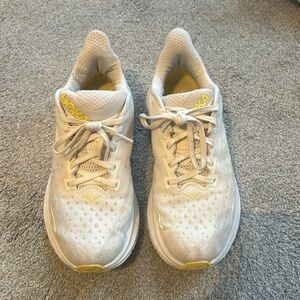 HOKA Clifton 9 color White/Lemonade